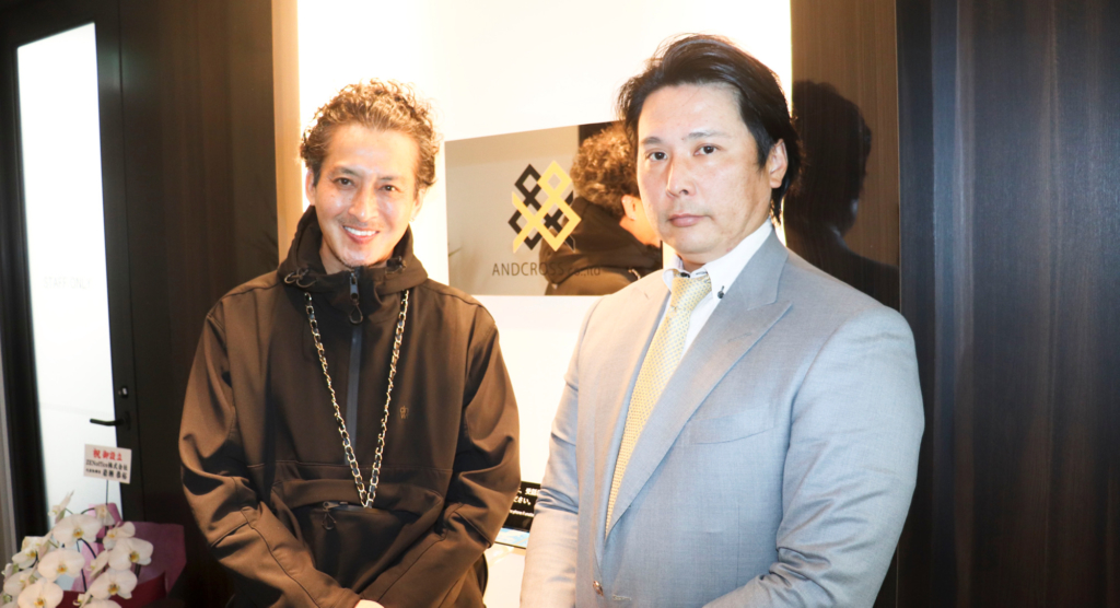 月刊マスターズ取材時の光GENJIの元メンバーの大沢樹生さんと弊社代表都築泰雄のツーショット写真